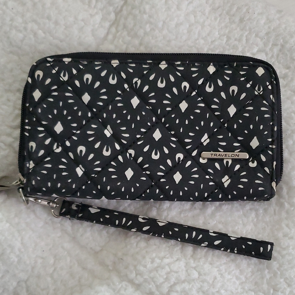 NEW Travelon Black and White Quilted Wristlet